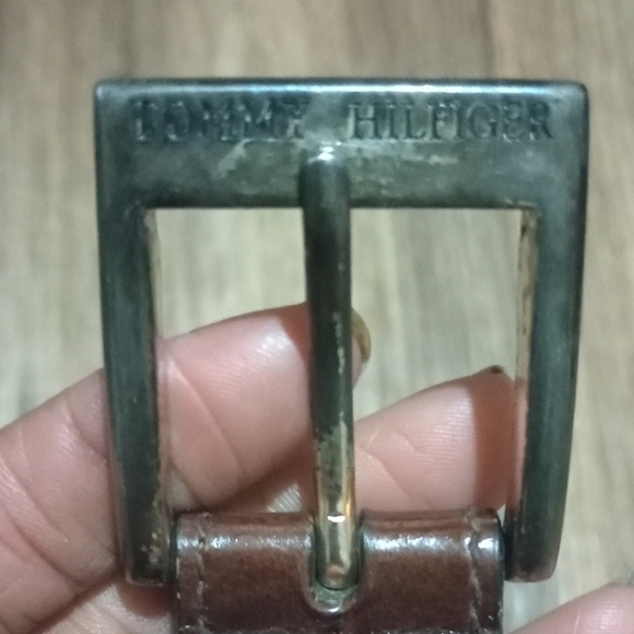 Tommy Hilfiger Brown Leather Belt With Chrome Buckle Compliments Any Outfit - Picture 3 of 7